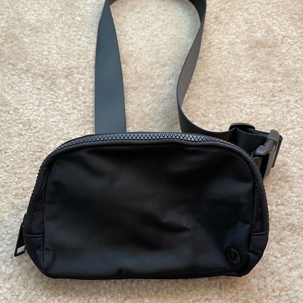 Lululemon Everywhere Belt Bag 🍋